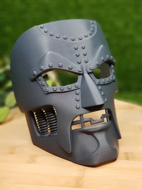 Dr.Doom Mask with faulty mouth piece and without possibility for a strap.