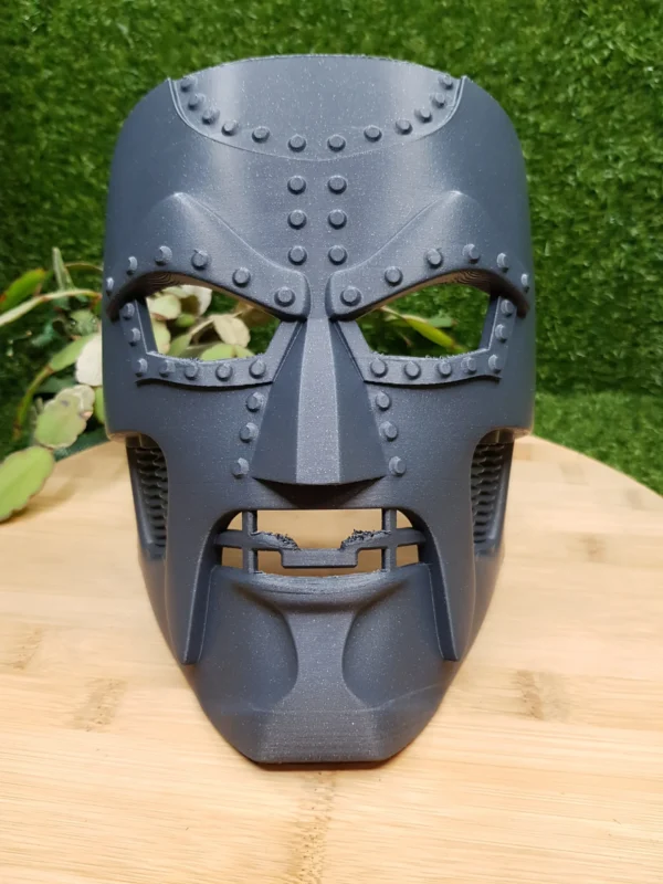 Dr.Doom Mask with faulty mouth piece and without possibility for a strap.