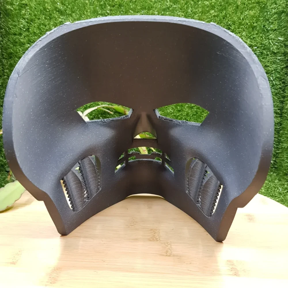 Dr.Doom Mask with faulty mouth piece and without possibility for a strap.
